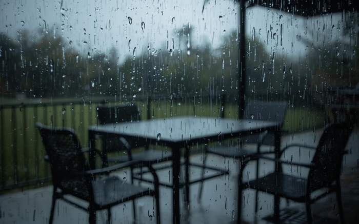 Can outdoor furniture be left out in the rain?